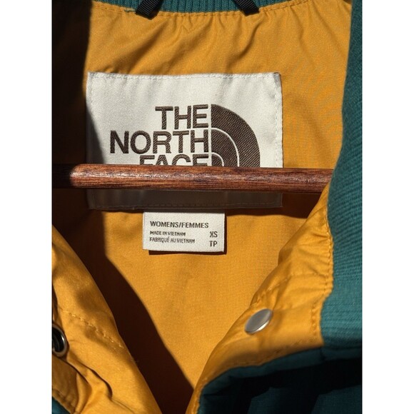 🔥NEW North Face Women's Sylvester Vest Size XS Snap Retro Style Stay Warm - Picture 2 of 9